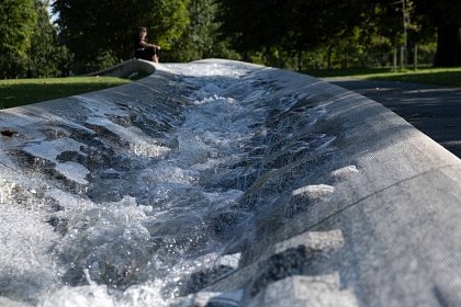 Paddling and free for everybody at the Diana Fountain
